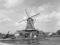 834982 Gezicht op de houtzaagmolen De Herder te Leiden.